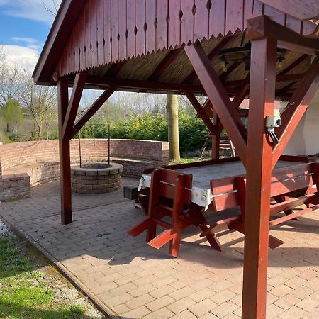 Almosdi Topart Vendeghaz Exteriör bild