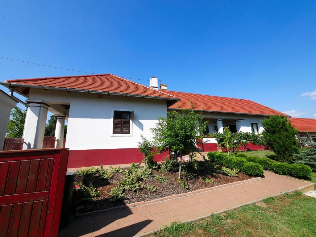 Almosdi Topart Vendeghaz Exteriör bild
