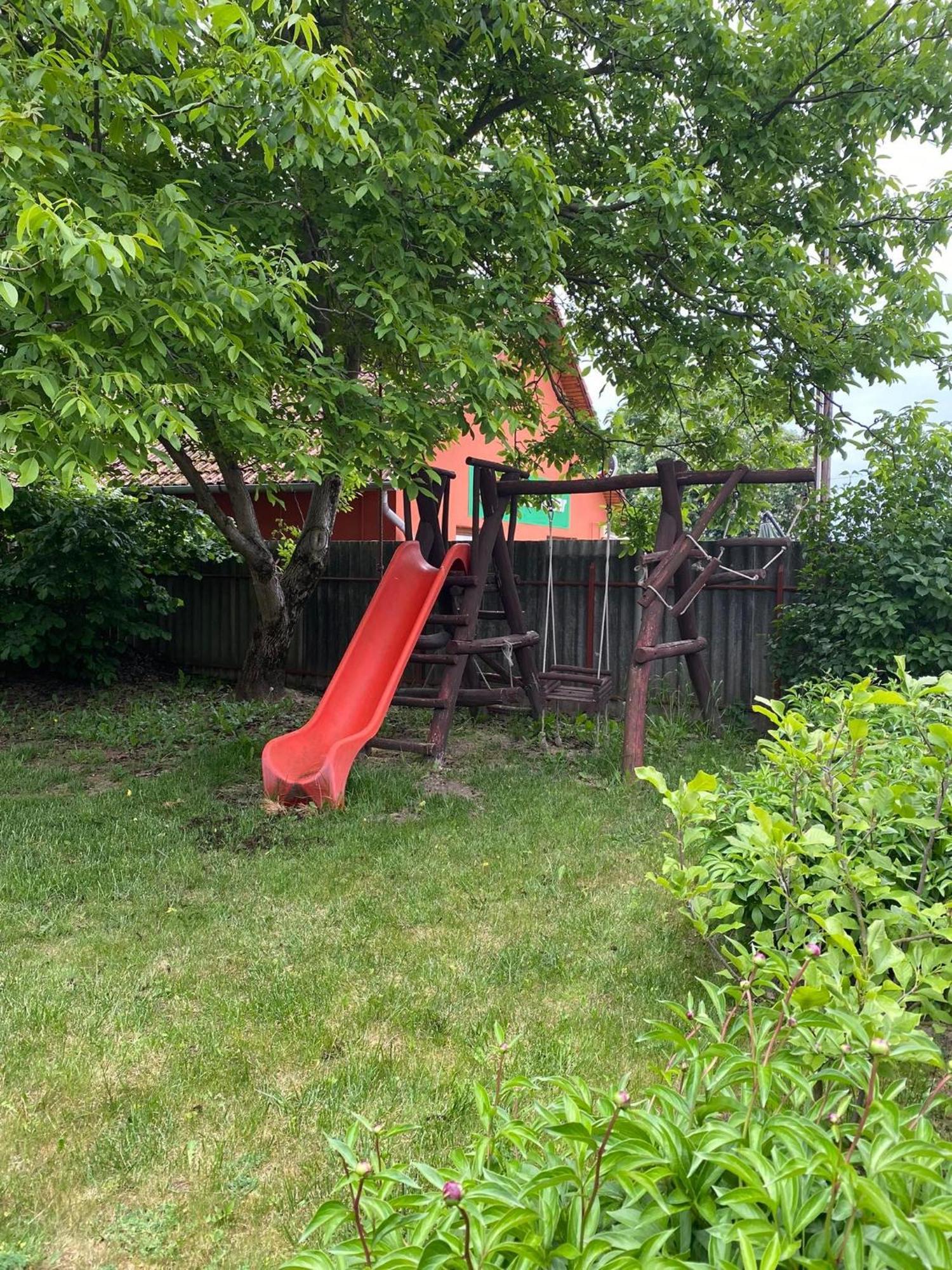 Almosdi Topart Vendeghaz Exteriör bild