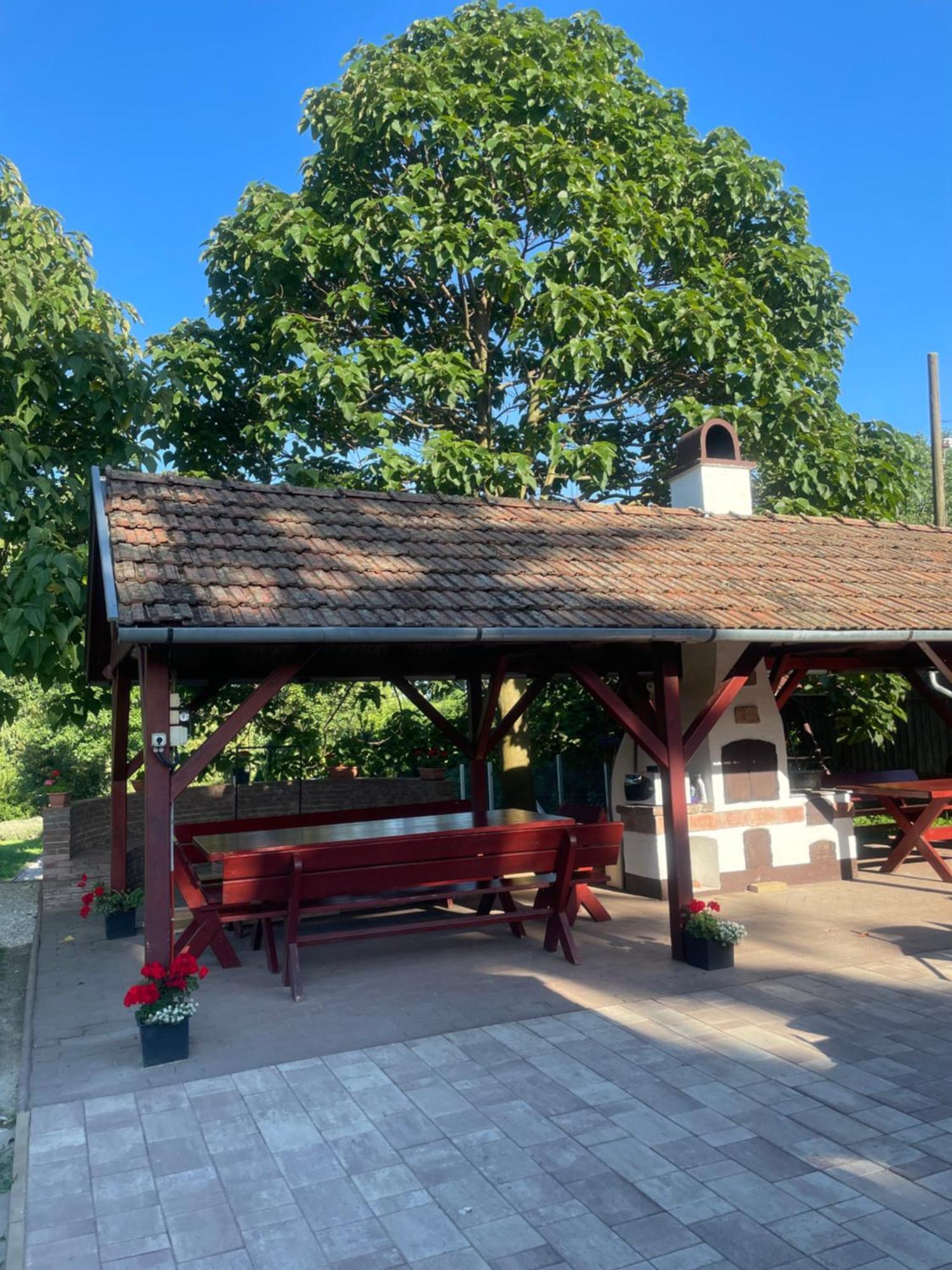 Almosdi Topart Vendeghaz Exteriör bild