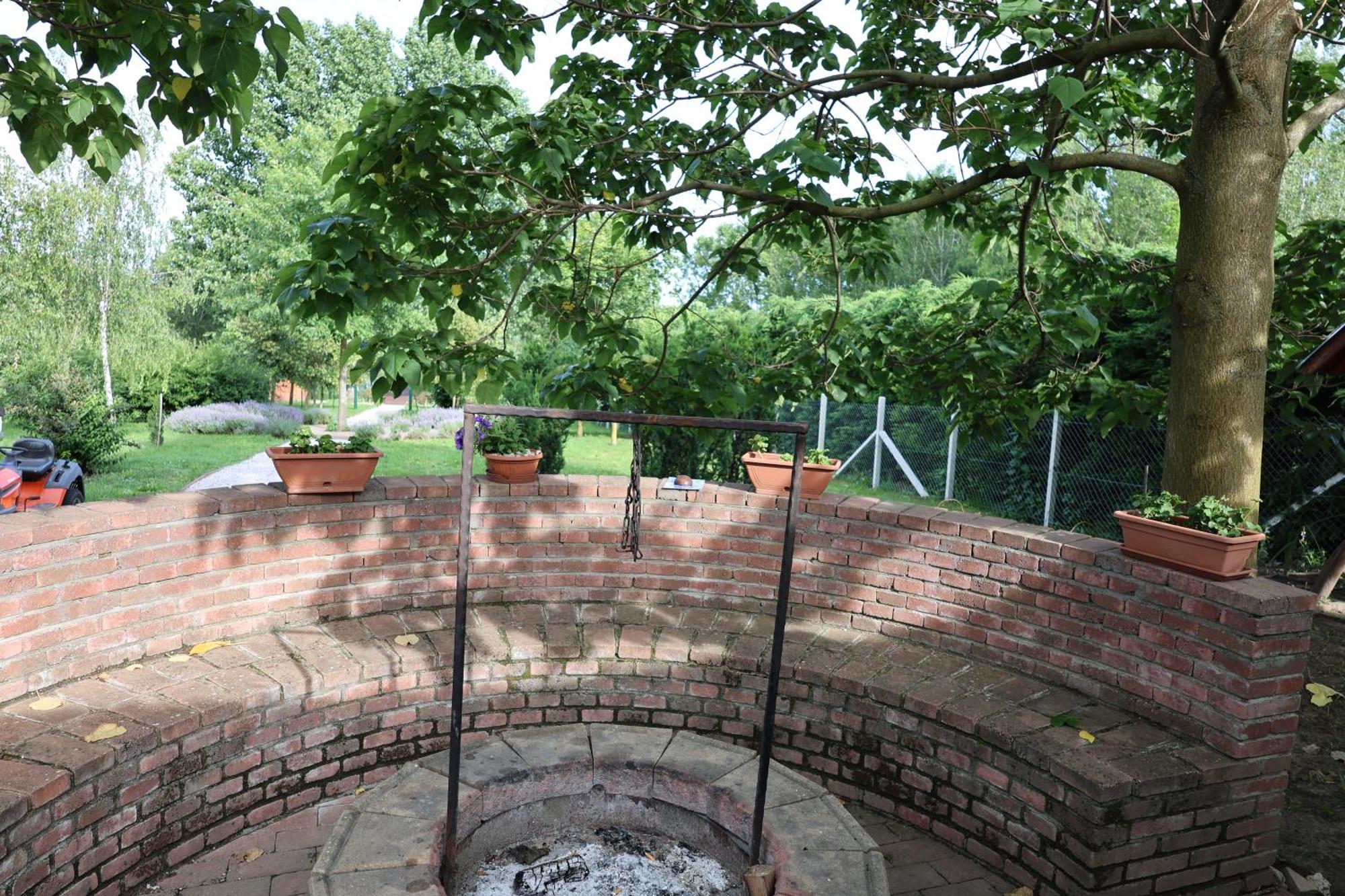 Almosdi Topart Vendeghaz Exteriör bild