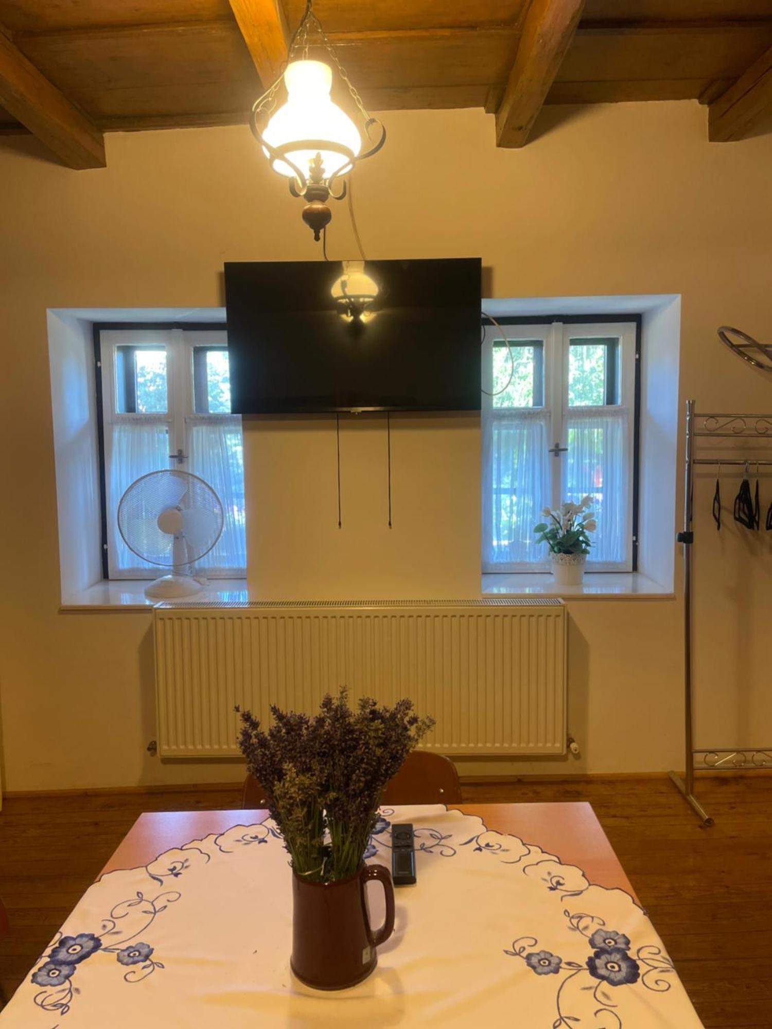 Almosdi Topart Vendeghaz Exteriör bild