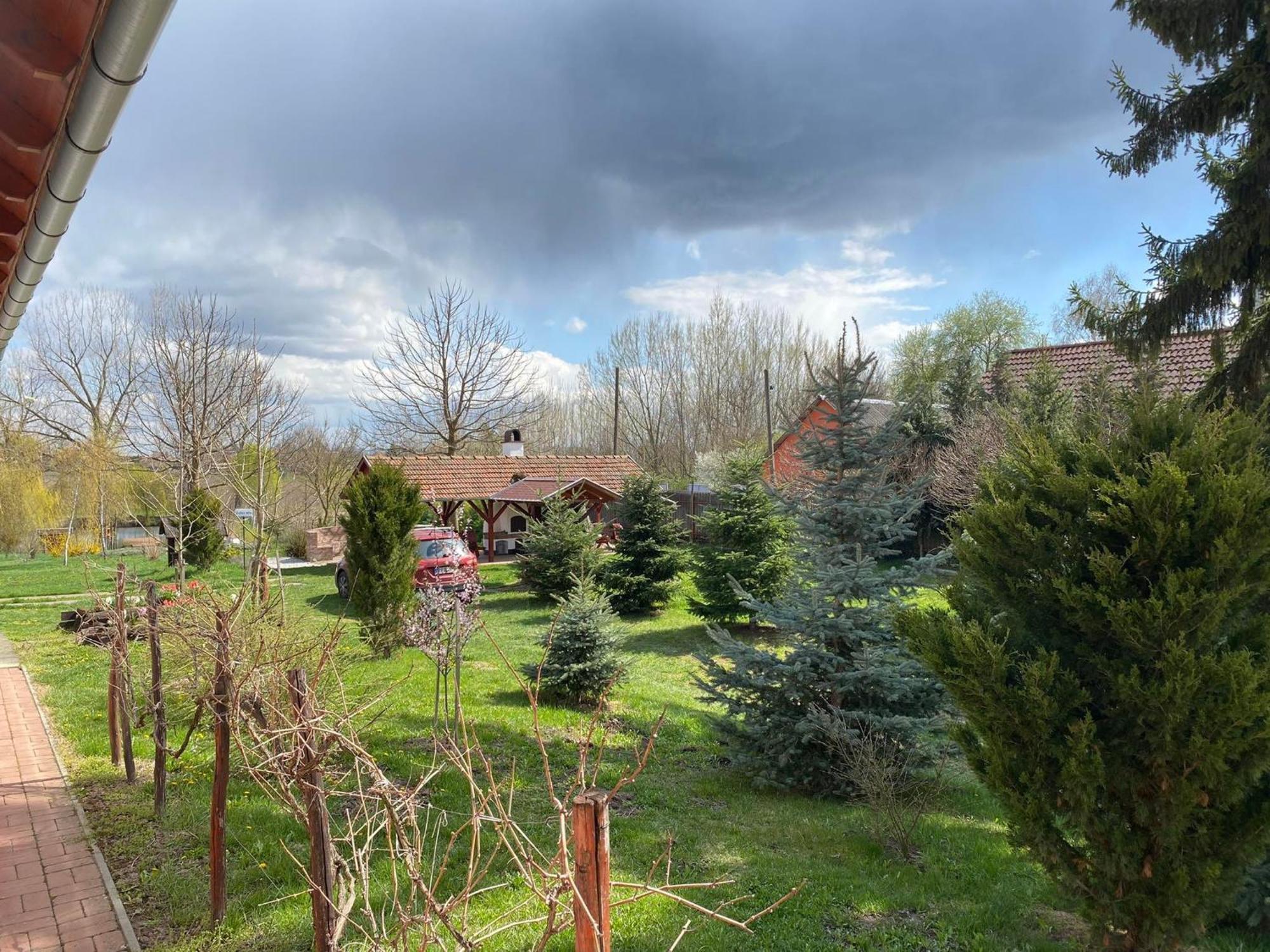 Almosdi Topart Vendeghaz Exteriör bild